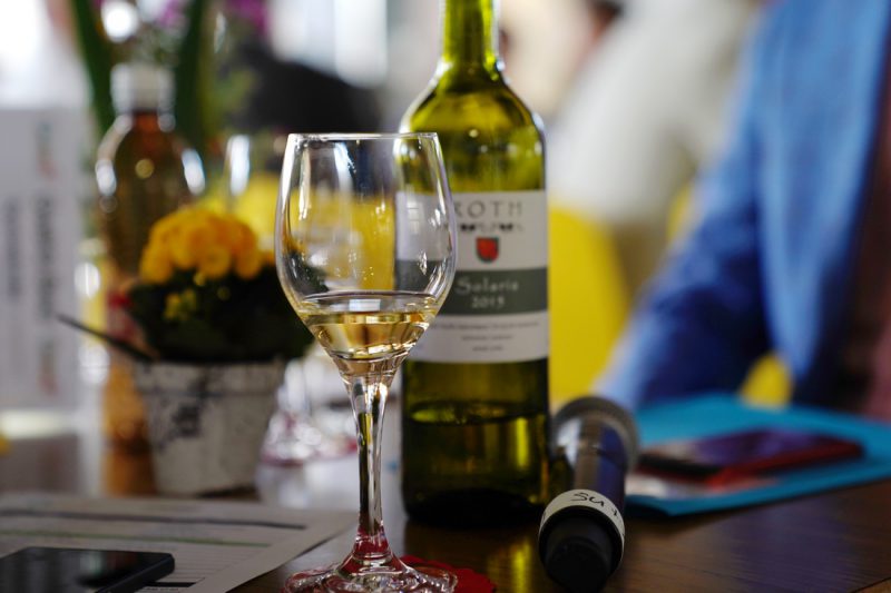 Natürlich steht ein Seetaler Wein auf dem Tisch